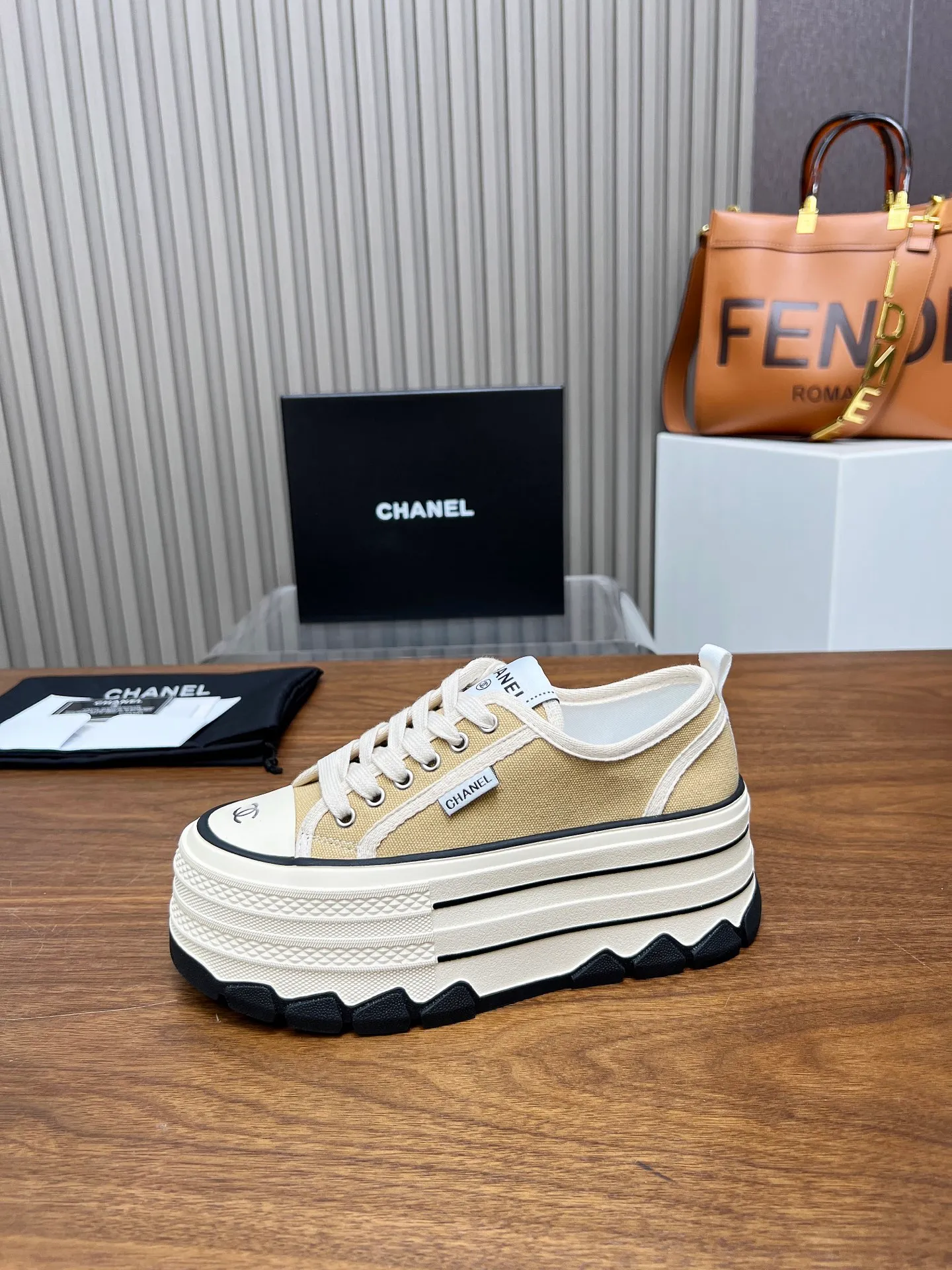 👟👟Ex-factory price 460👟👟 Top version, original quality! ! ! Chanel Chanel - 2025 biscuit shoes, the top casual sports shoes in the counter. This classic design; the style of the upper is made of various craftsmanship; the outsole is fashionable and sporty; the unusual inclusion of a variety of color matching elements... The diversified mix and match is very beautiful and versatile, casual, fashionable, sports and outdoor can be taken into account... ꫛꫀꪝ Go➫ Material: ❶Upper made of: original canvas ❷Inside made of: sheepskin ❸Outsole based on: Original TPU combination outsole, counter quality packaging, complete set for women 35–40